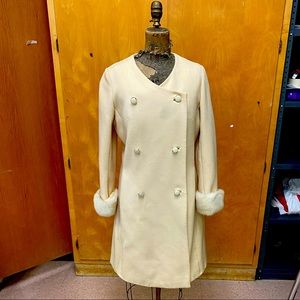 Vintage coat. With full lining and fur trim. Wool